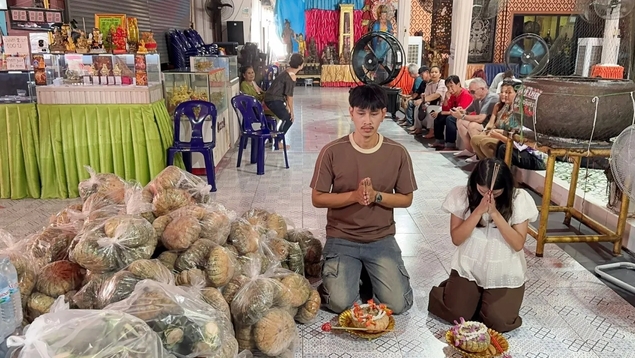 สาวดวงเฮง! ถูกรางวัลรับ 1.6 แสน กลับมาแก้บน คอหวยแห่ส่องเลขเด็ด